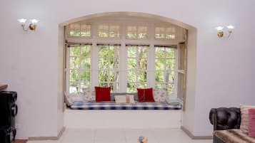 Smart-TV, peis, bøker og musikkbibliotek