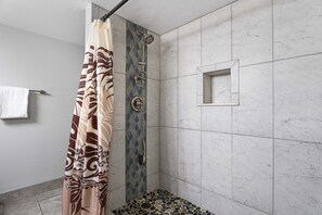 Een douche, een haardroger, handdoeken