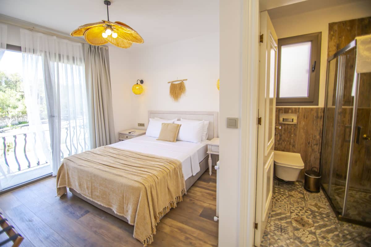 In-room safe, free WiFi, bed sheets