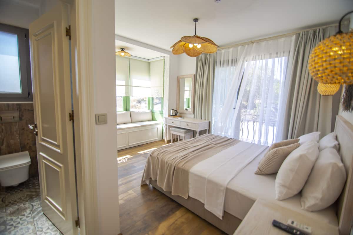In-room safe, free WiFi, bed sheets