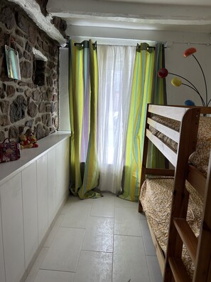 6 slaapkamers, een bureau, een strijkplank/strijkijzer, reisbedje