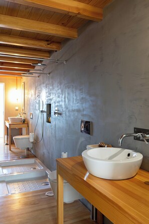 Douche, sèche-cheveux, bidet, serviettes fournies