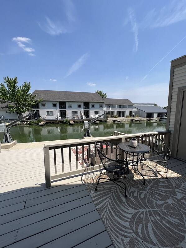 Outdoor dining - 2 minute boat ride to the main lake! Newly remodeled waterfront lake house! (Saint Marys)
