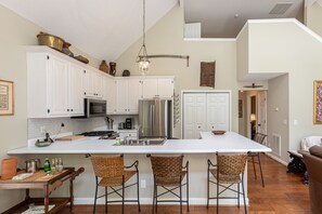 Fridge, microwave, oven, stovetop - Perfect Gettaway Cottage in Cashiers (Cashiers)