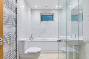 Cottage | Badkamer | Een douche