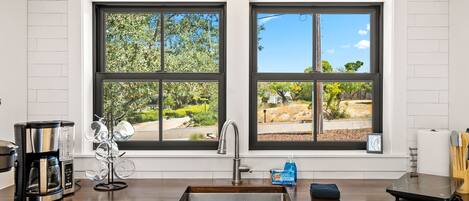 Een microgolfoven, een vaatwasser, een koffiezetapparaat/waterkoker