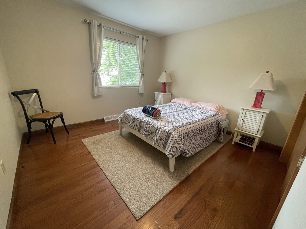 Spacious and bright coastal, quiet and close to beaches. Narragansett Vrbo