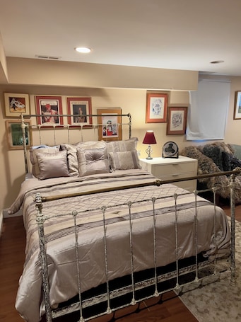 1 bedroom, desk, iron/ironing board, free WiFi. Charming 1-Bedroom Spacious Basement Close to DC - Pets Allowed.