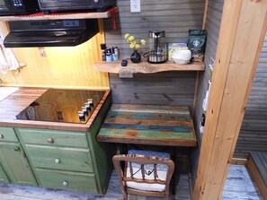 Refrigerador, microondas, horno y cafetera y tetera