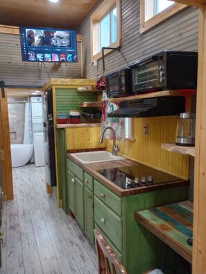 Refrigerador, microondas, horno y cafetera y tetera 