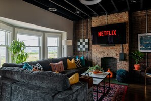 Smart TV, caminetto, videogiochi, libri