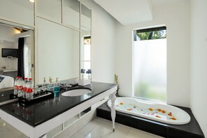 Deluxe Villa | Bathroom | Rainfall showerhead, hair dryer, slippers, towels - The Kanjeng Villas Seminyak (Seminyak)