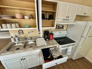 Fridge, oven, stovetop, coffee/tea maker