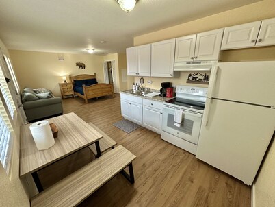 Hot Tub Cozy Cottage in Colorado Springs