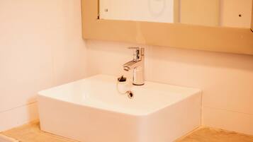 Chuveiro, chuveiro com efeito de chuva, secador de cabelo