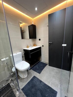 公寓 | 浴室 | 淋浴設備、吹風機、毛巾