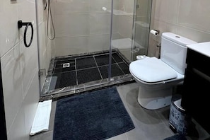 Shower, hair dryer, towels - Luxury Apartment in Center of Gueliz (Marrakech)