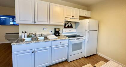 Hot Tub Cozy Cottage in Colorado Springs