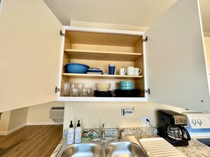 Kühlschrank, Ofen, Herdplatte, Wasserkocher mit Kaffee-/Teezubehör