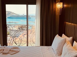 Ropa de cama de alta calidad y minibar 