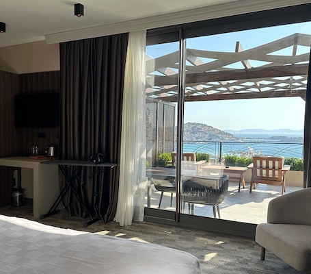 QUEEN SUITE ROOM | 高档床上用品、迷你吧、客房内保险箱、隔音