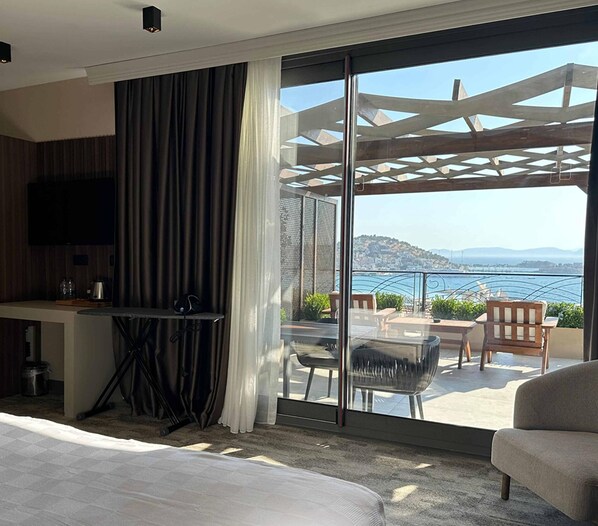 Royal suite | Luxe beddengoed, een minibar, een kluis op de kamer, geluiddichte muren