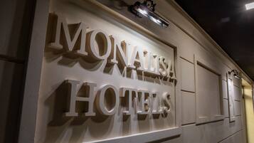 Un letrero de hotel con el nombre 'MONALLISA HOTELS' en letras grandes y tridimensionales.