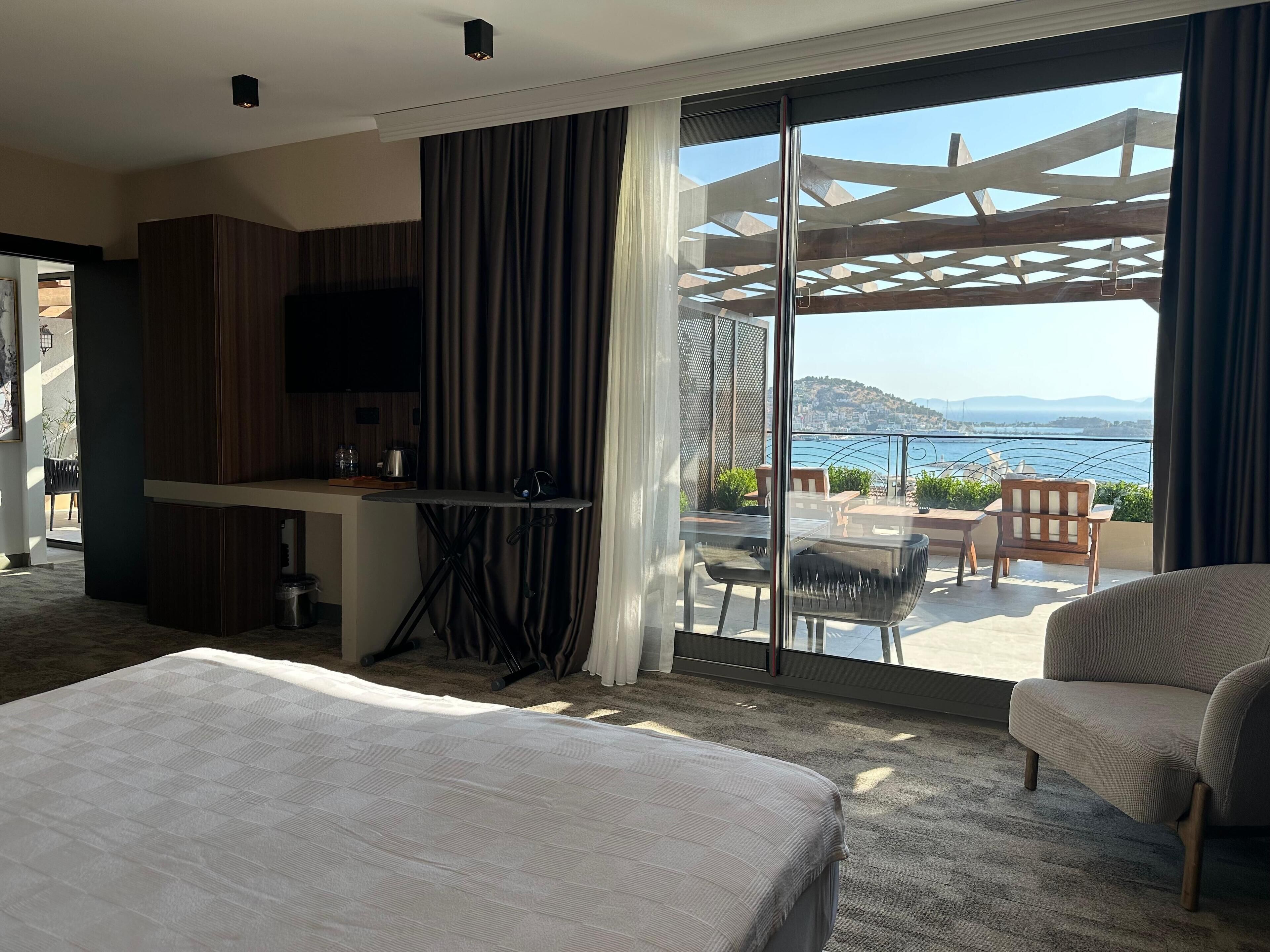 QUEEN SUITE ROOM | Premium bedding, minibar, in-room safe, soundproofing