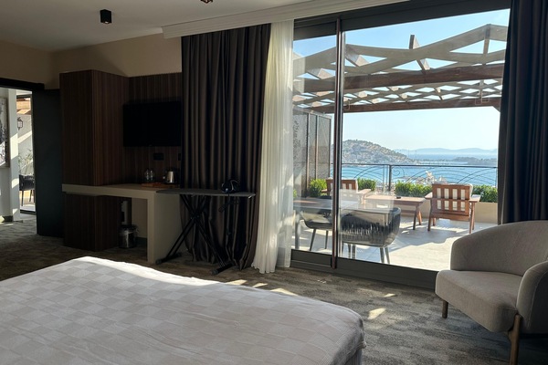 QUEEN SUITE ROOM | Luxe beddengoed, een minibar, een kluis op de kamer, geluiddichte muren