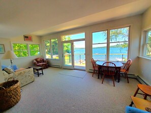 TV connectée, lecteur de DVD, livres, chaîne hi-fi