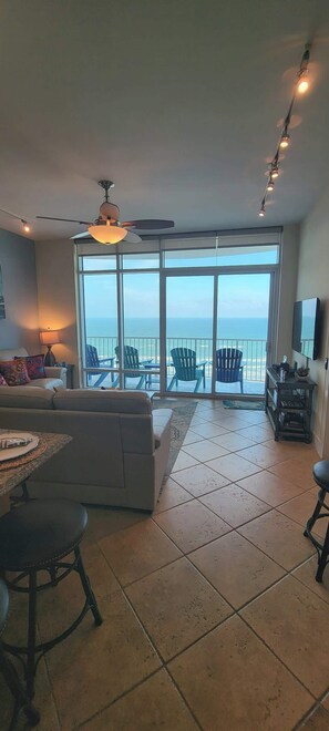Condo, várias camas, sacada, vista para o oceano | Área de estar | TV 50 polegadas com canais digitais