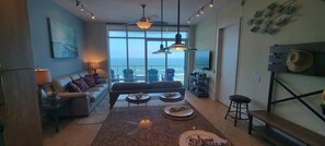 Condo, várias camas, sacada, vista para o oceano | Área de estar | TV 50 polegadas com canais digitais