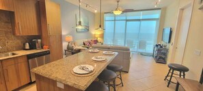 Apartment, Mehrere Betten, Balkon, Meerblick | Innenbereich