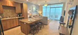 Condo, Plusieurs lits, balcon, vue sur l’océan | Intérieur