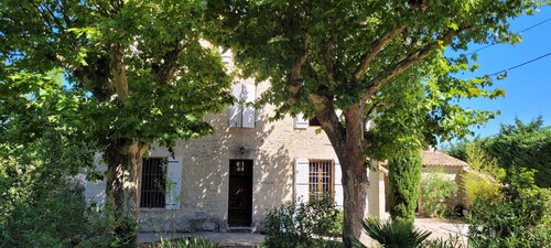 Mas du 17e siècle à 10 minutes d'Avignon, grand jardin méditerrannéen