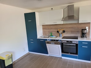 Fridge, oven, stovetop, dishwasher