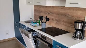 Fridge, oven, stovetop, dishwasher