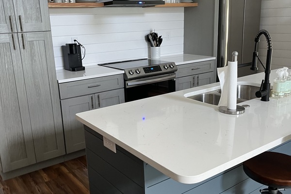 Coffee/tea maker, fridge, microwave, oven