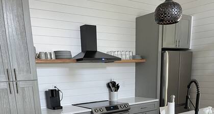 Twin Oaks Cottage in charming downtown St. Marys, walking distance to waterfront