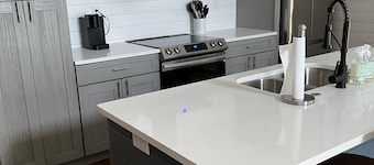 Twin Oaks Cottage in charming downtown St. Marys, walking distance to waterfront