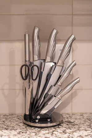 Refrigerador con congelador, microondas, horno y parrilla de estufa 