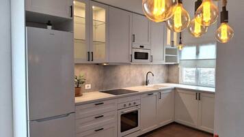 Microondas, horno, parrilla de estufa y cafetera y tetera