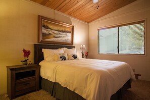 3 habitaciones, escritorio y tabla de planchar con plancha