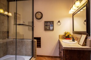 Ducha, secador de pelo, toallas, jabón