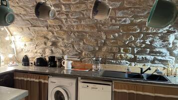 Réfrigérateur, micro-ondes, four, plaque de cuisson