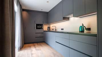 Kühlschrank, Mikrowelle, Geschirrspüler, Wasserkocher
