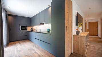 Frigorifero, microonde, lavastoviglie, bollitore elettrico