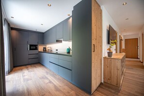 Kjøleskap, mikrobølgeovn, oppvaskmaskin og vannkoker