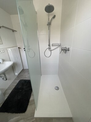 Shower, hair dryer, towels, soap - Ferienwohnung Heidi (Rielasingen-Worblingen)