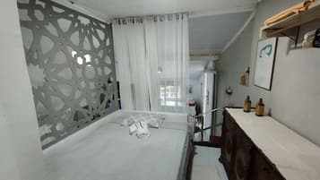 Tabla de planchar con plancha, wifi, ropa de cama